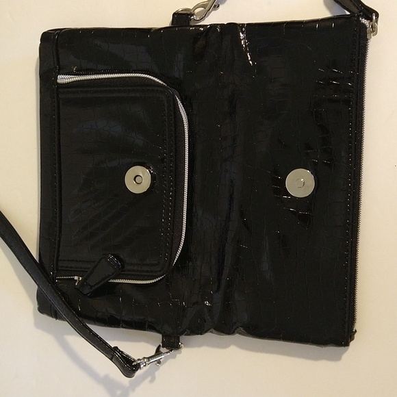 Nwot. Kenneth Cole reaction clutch/crossbody bag - Picture 3 of 7